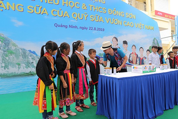 Trẻ em Quảng Ninh đón nhận ngôi trường mới từ Chủ tịch Quốc hội và hơn 71 ngàn ly sữa từ Quỹ sữa Vươn cao Việt Nam ảnh 9