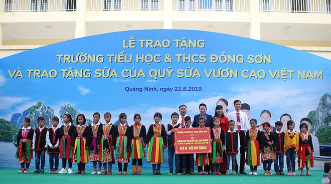Trẻ em Quảng Ninh đón nhận ngôi trường mới từ Chủ tịch Quốc hội và hơn 71 ngàn ly sữa từ Quỹ sữa Vươn cao Việt Nam ảnh 1