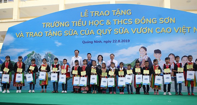 Trẻ em Quảng Ninh đón nhận ngôi trường mới từ Chủ tịch Quốc hội và hơn 71 ngàn ly sữa từ Quỹ sữa Vươn cao Việt Nam ảnh 2