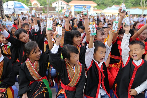 Trẻ em Quảng Ninh đón nhận ngôi trường mới từ Chủ tịch Quốc hội và hơn 71 ngàn ly sữa từ Quỹ sữa Vươn cao Việt Nam ảnh 10