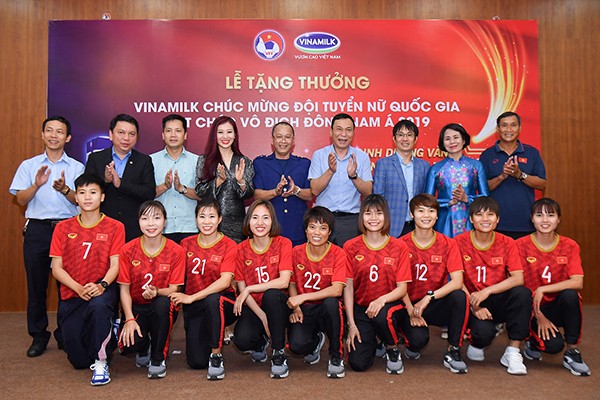 Vinamilk trao thưởng chúc mừng Đội tuyển bóng đá nữ quốc gia vô địch Đông Nam Á 2019 ảnh 2