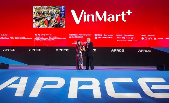 Liên đoàn Hiệp hội bán lẻ châu Á trao giải "Nhà bán lẻ xanh" cho VinMart&VinMart+ ảnh 1