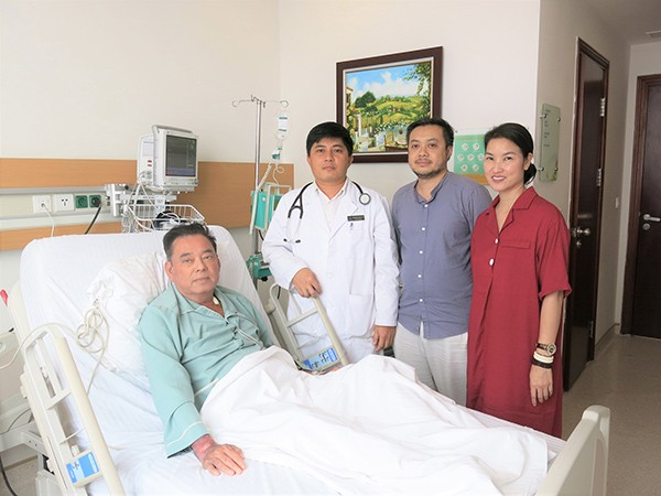 Ths.Bs Phạm Thành Văn (áo blouse trắng) chia sẻ niềm vui hồi phục với bệnh nhân Nguyễn Đức Hòa và gia đình