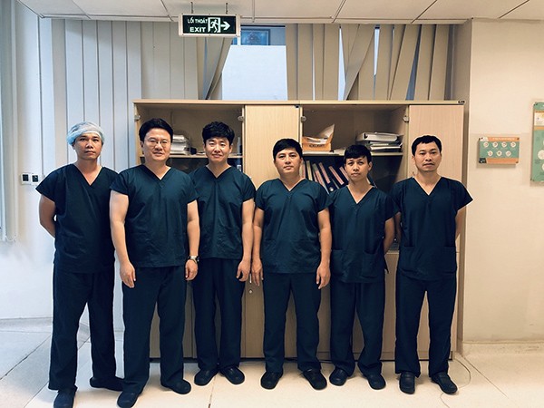Các bác sĩ tại Đơn nguyên can thiệp tim mạch Bệnh viện Vinmec Times City cùng các bác sĩ Đại học Yeungnam (Hàn Quốc)