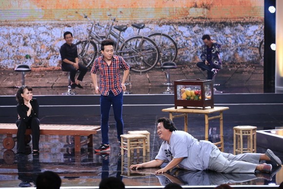 Việt Hương, Trấn Thành, Hoàng Mập thay phiên nằm, ngồi trên sân khấu ảnh 1