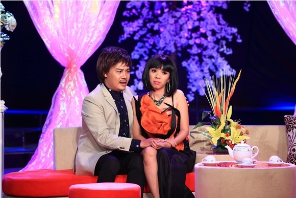 “Hoa hậu hài” Thu Trang gạ gẫm, lả lơi tình cảm với Chí Tài ảnh 1