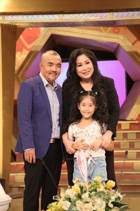 Con gái út NSND Hồng Vân tham gia truyền hình thực tế may áo tặng mẹ ảnh 2