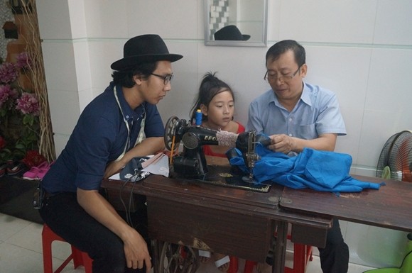 Con gái út NSND Hồng Vân tham gia truyền hình thực tế may áo tặng mẹ ảnh 1