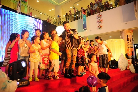 Don Nguyễn vui đùa cùng các em nhỏ trong "Trung thu hội ngộ" ảnh 1