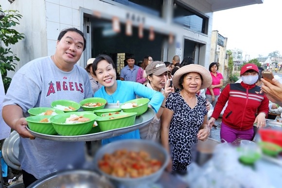 Việt Hương tận tay phục vụ món chay cho người lao động nghèo ảnh 2
