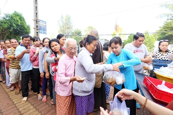 Việt Hương tận tay phục vụ món chay cho người lao động nghèo ảnh 5