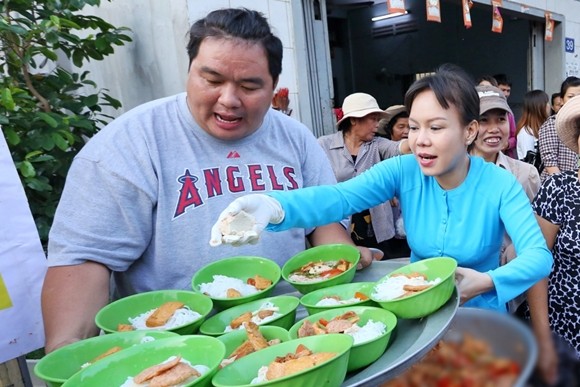 Việt Hương tận tay phục vụ món chay cho người lao động nghèo ảnh 1