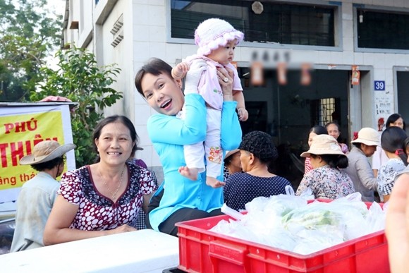 Việt Hương tận tay phục vụ món chay cho người lao động nghèo ảnh 3