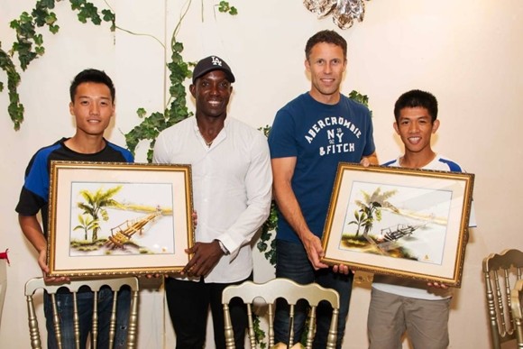 Vợ chồng Phạm Anh Khoa gặp gỡ tuyển thủ Ronney Johnsen và Dwight Yorke ảnh 3