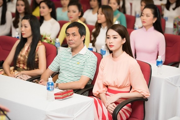 Hoa hậu Việt Nam 2016: Hoa hậu Đặng Thu Thảo rạng rỡ chấm thi khu vực phía Bắc ảnh 1