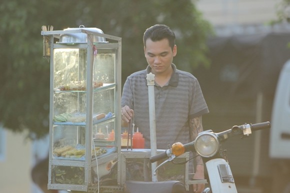 Khắc Việt làm công nhân bốc gạch, chạy xe ôm để mưu sinh ảnh 3