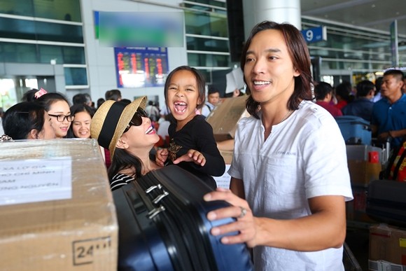 Danh hài Việt Hương ra sân bay đón chồng và con gái ảnh 1