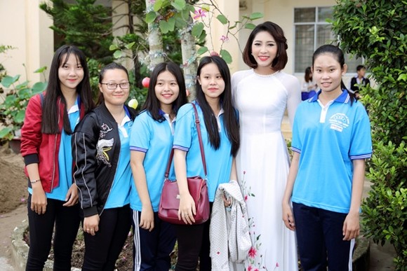 Hoa hậu Đại dương Đặng Thu Thảo giản dị về trường cũ thăm thầy cô ảnh 6