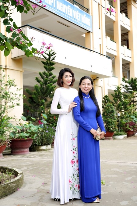Hoa hậu Đại dương Đặng Thu Thảo giản dị về trường cũ thăm thầy cô ảnh 3