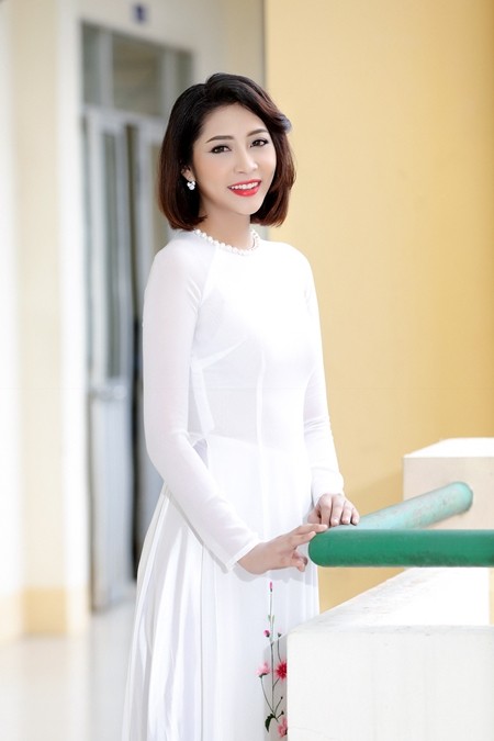 Hoa hậu Đại dương Đặng Thu Thảo giản dị về trường cũ thăm thầy cô ảnh 4