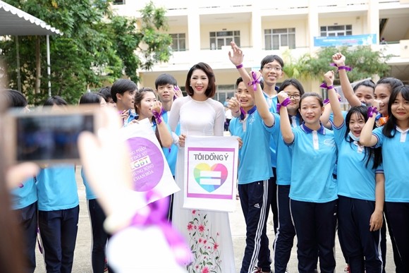 Hoa hậu Đại dương Đặng Thu Thảo giản dị về trường cũ thăm thầy cô ảnh 2