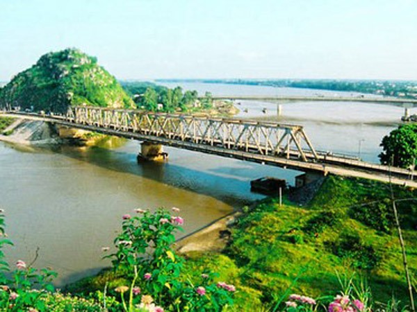 Qua cầu Hàm Rồng, ngắm dòng sông Mã