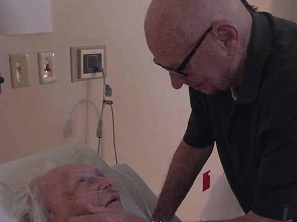 Cụ ông 92 tuổi nghẹn ngào hát tình ca bên giường bệnh vợ ảnh 1