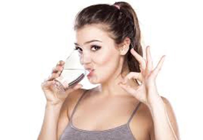 Lý do uống nước khi ăn giúp giảm cân ảnh 1