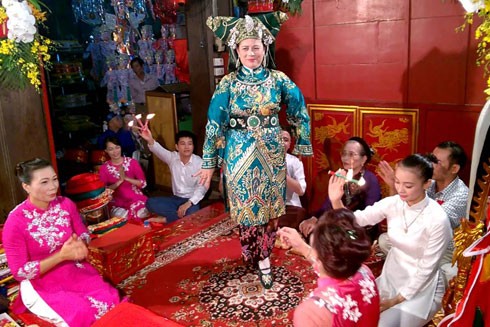 Hầu đồng, hầu bóng có phạm tội mê tín dị đoan? ảnh 1