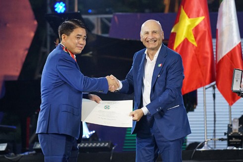 Chủ tịch UBND thành phố Hà Nội Nguyễn Đức Chung được trao tặng Huân chương Công trạng của Italia ảnh 1