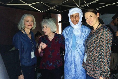 Cựu tù nhân Guantanamo Mohamedou Slahi cùng với diễn viên Jodie Foster (trái), Shailene Woodley (phải) và luật sư Nancy Hollander ở Cape Town