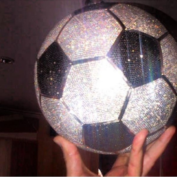 Benzema làm trái bóng kim cương, đắt nhất thế giới ảnh 1