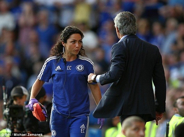 Nữ bác sỹ của Chelsea tính chuyện đưa Mourinho ra tòa ảnh 1
