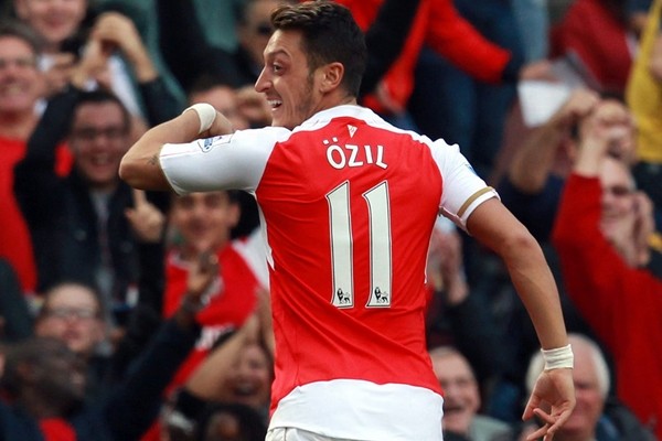 Arsenal cũng lên kế hoạch giữ chân tiền vệ Mesut Ozil
