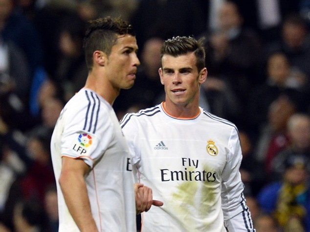 Bale diễn trò khi được hỏi về Ronaldo ảnh 1