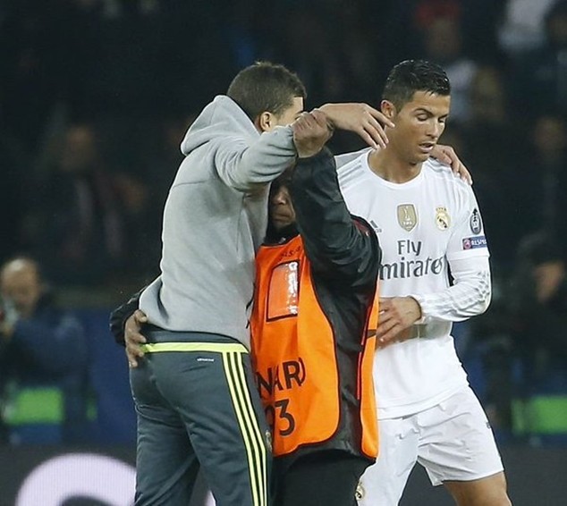 Fan cuồng khiến Ronaldo hú vía ảnh 1
