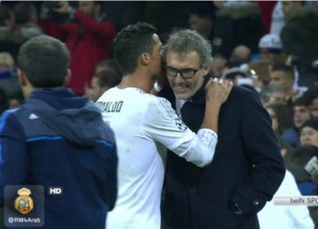 Ronaldo thì thầm những gì vào tai HLV của PSG? ảnh 1