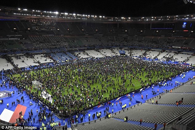 Quang cảnh hỗn loạn bên trong Stade de France sau trận đấu