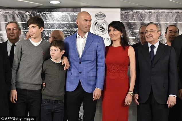 Zidane chính thức tiếp quản băng ghế huấn luyện của Real Madrid