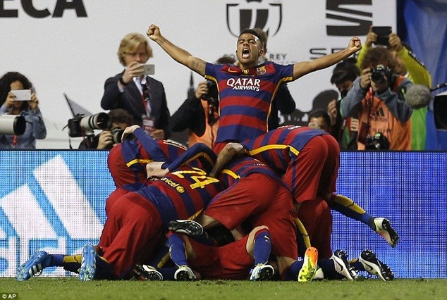 Các cầu thủ Barcelona ăn mừng bàn thắng mở tỷ số của Alba