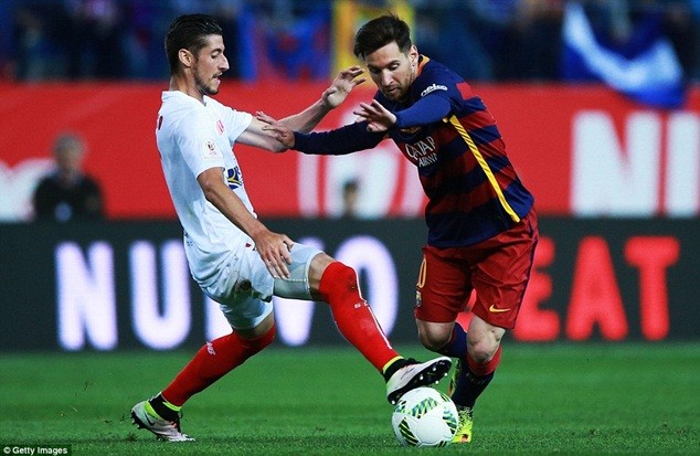Messi (áo đỏ xanh) định đoạt trận đấu bằng những đường chuyền tinh tế