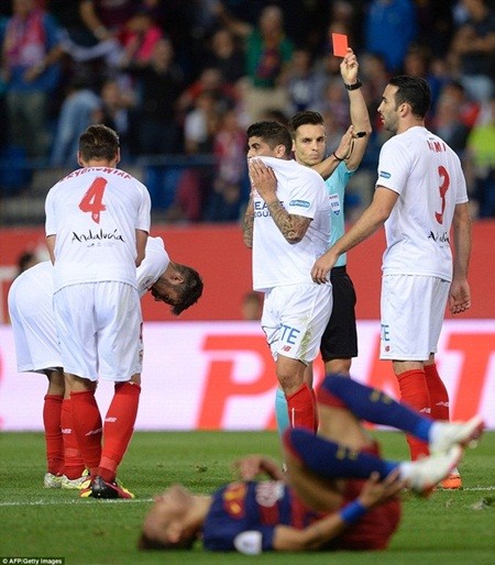 Banega của Sevilla nhận thẻ đỏ