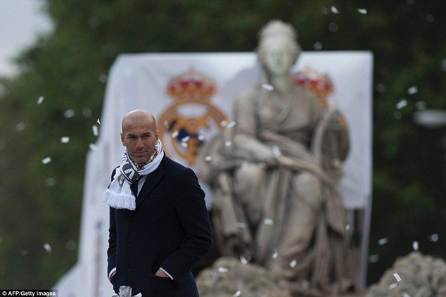 Hàng ngàn CĐV Real Madrid đổ ra đường chào đón nhà vô địch châu Âu ảnh 6