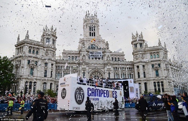 Hàng ngàn CĐV Real Madrid đổ ra đường chào đón nhà vô địch châu Âu ảnh 16