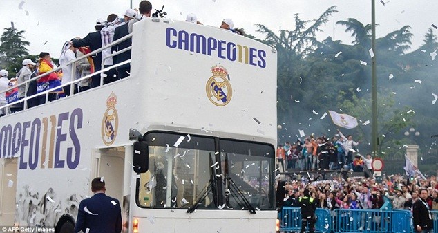 Hàng ngàn CĐV Real Madrid đổ ra đường chào đón nhà vô địch châu Âu ảnh 13
