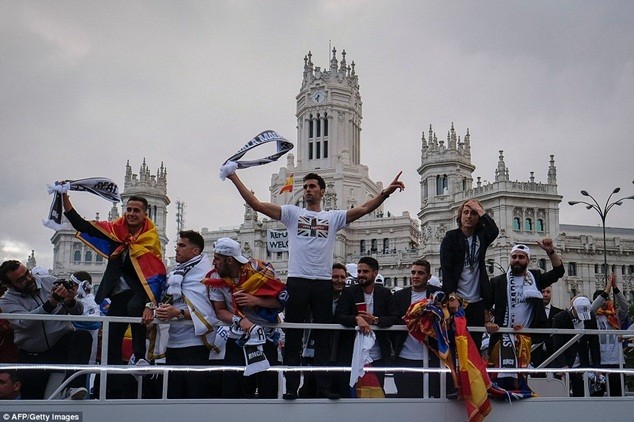 Hàng ngàn CĐV Real Madrid đổ ra đường chào đón nhà vô địch châu Âu ảnh 15