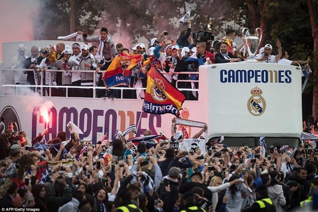 Hàng ngàn CĐV Real Madrid đổ ra đường chào đón nhà vô địch châu Âu ảnh 17