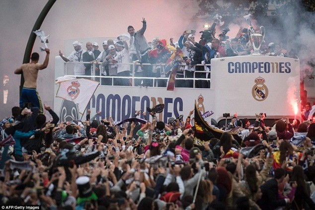 Hàng ngàn CĐV Real Madrid đổ ra đường chào đón nhà vô địch châu Âu ảnh 19