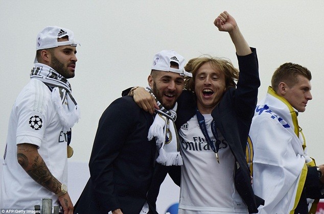 Hàng ngàn CĐV Real Madrid đổ ra đường chào đón nhà vô địch châu Âu ảnh 26