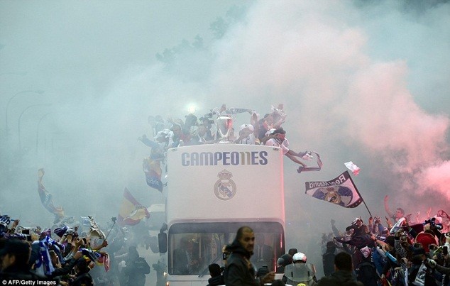 Hàng ngàn CĐV Real Madrid đổ ra đường chào đón nhà vô địch châu Âu ảnh 3